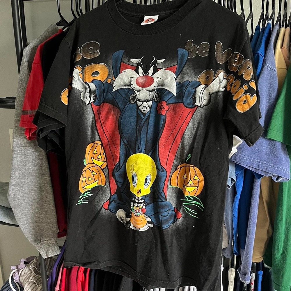 Vintage 1998 Looney Tunes Sylvester ‘Be Afraid’
Halloween Graphic Tee